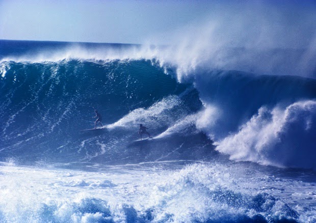 Mike Hynson and Sammy Lee berselancar di Waimea Bay, Hawaii, in 1961. Mike Hynson and Sammy Lee berselancar di Waimea Bay, Hawaii, in 1961.