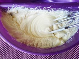 творог взбиваем с сахаром , молоком и сливочным маслом готовим творожный крем