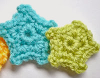 http://mymerrymessylife.com/2013/06/crochet-mini-star-applique-free-pattern.html