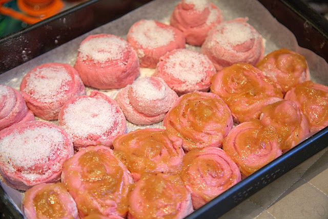 постные розовые булочки розочки с джемом кокосовой стружкой