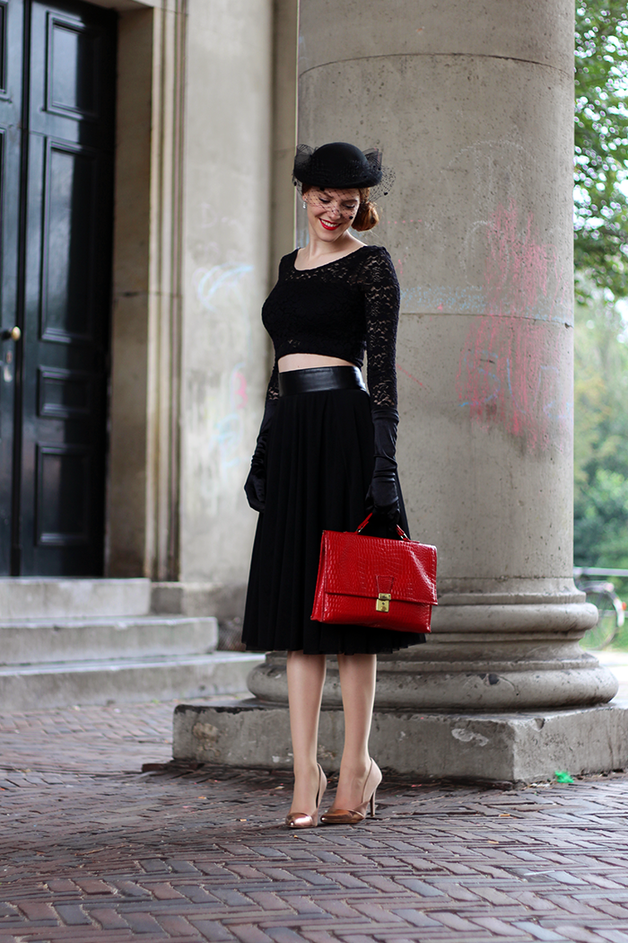 Vintage 40s fashion blogger outfit with a hat with veil, gloves, tulle midi skirt & lace