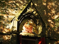 Über der Eingangstür zur Remigiuskirche... Über der Eingangstür zur Remigiuskirche...