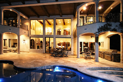 PATIO GRANDE CON PISCINA Y COCINA EXTERIOR - Patios y Jardines