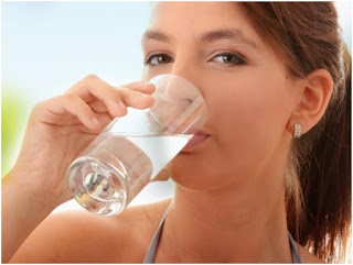 Beber agua durante el día al menos en estos 5 momentos