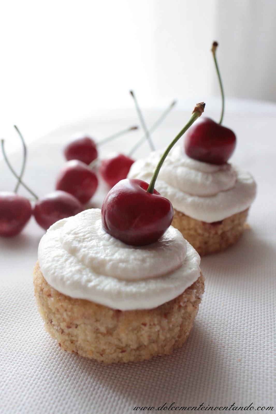 tortine al cocco, mandorle e semolino con ciliegie e crema di ricotta