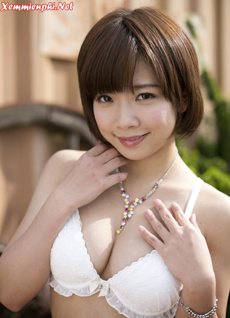 Nữ diễn viên Mana Sakura gợi cảm với đồ lót trắng