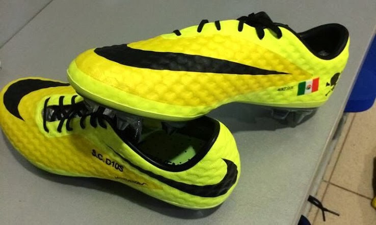 zapatos de futbol blancos