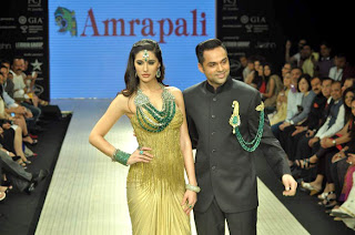 Nargis and Abhay Stunning walk the ramp for Amrapali at IIJW 2012