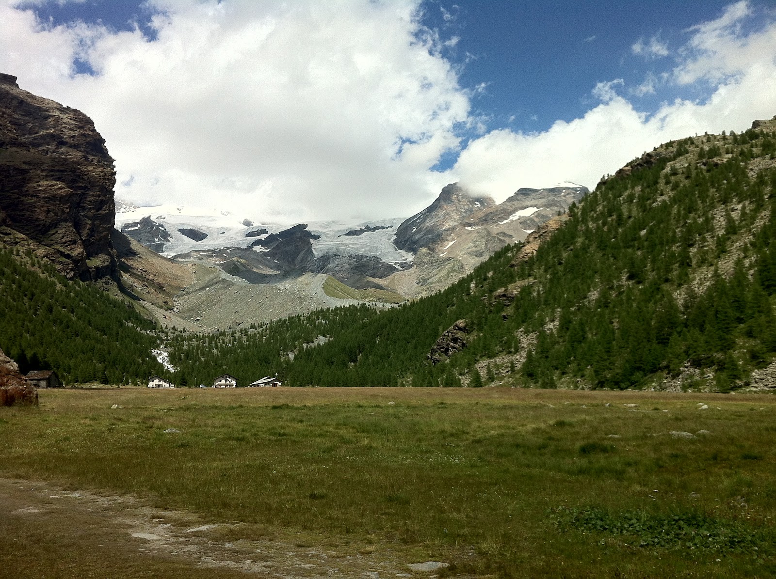 compagni-di-viaggio-a-fiery-tra-i-boschi-della-val-d-ayas-c-un-bar