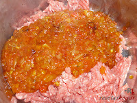 Añadiendo la salsa a la carne molida