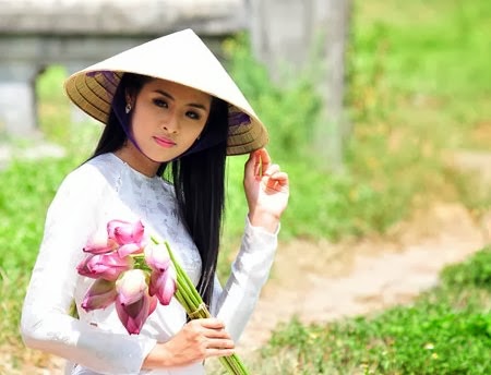 Người đẹp Huế với chiếc áo dài đi hái sen Người đẹp Huế với chiếc áo dài đi hái sen