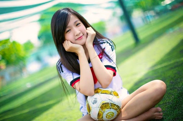 Nữ sinh Việt xinh như nguyệt cổ vũ tuyển Đức