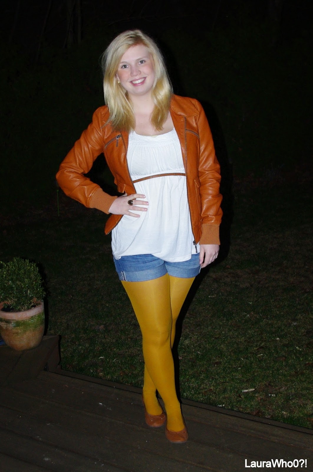 Outfit mit gelber Strumpfhose