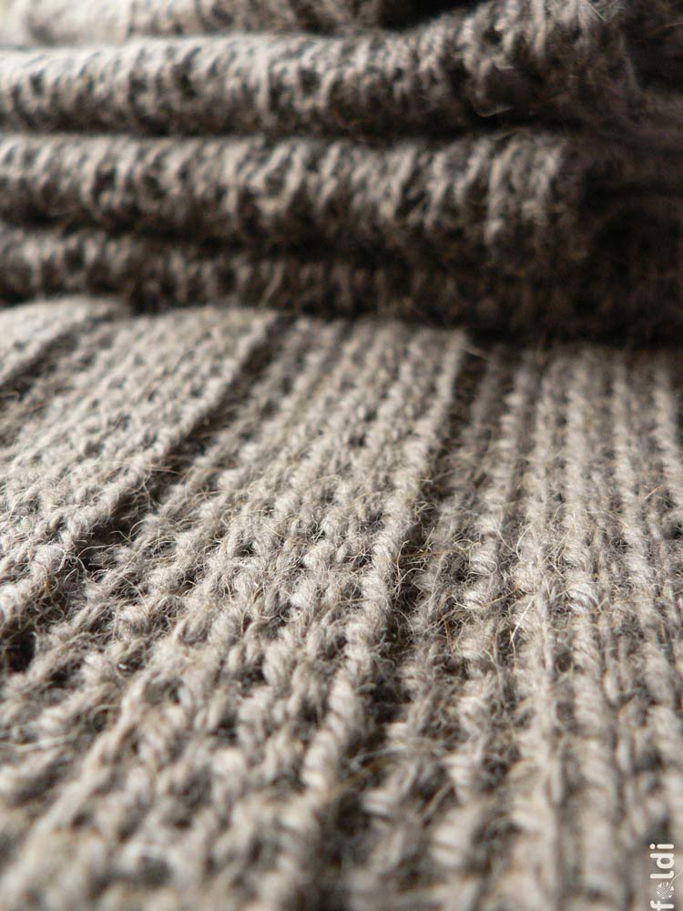 foldi: Ribbed camel scarf in truffle colour