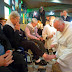El Papa Francisco lava los pies de 12 ancianos e impedidos