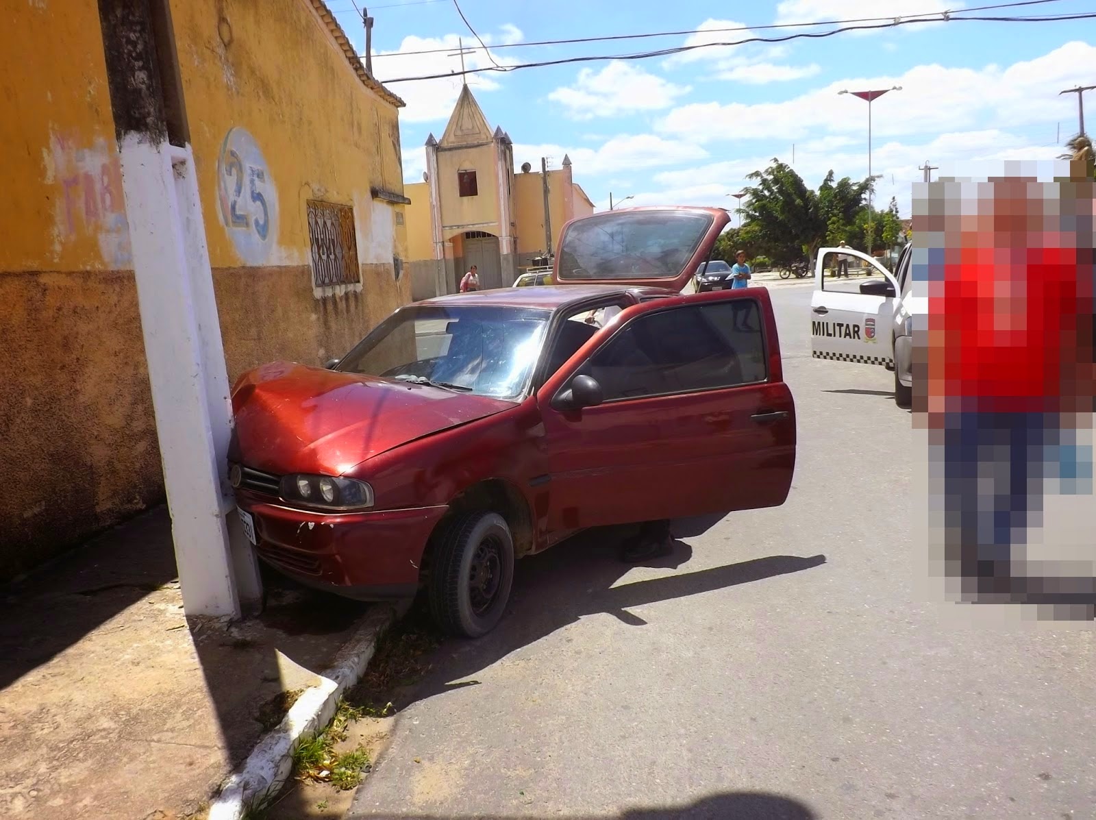 Jovem perde controle do carro e colide em poste, próximo a Igreja Católica em Jaçanã/RN