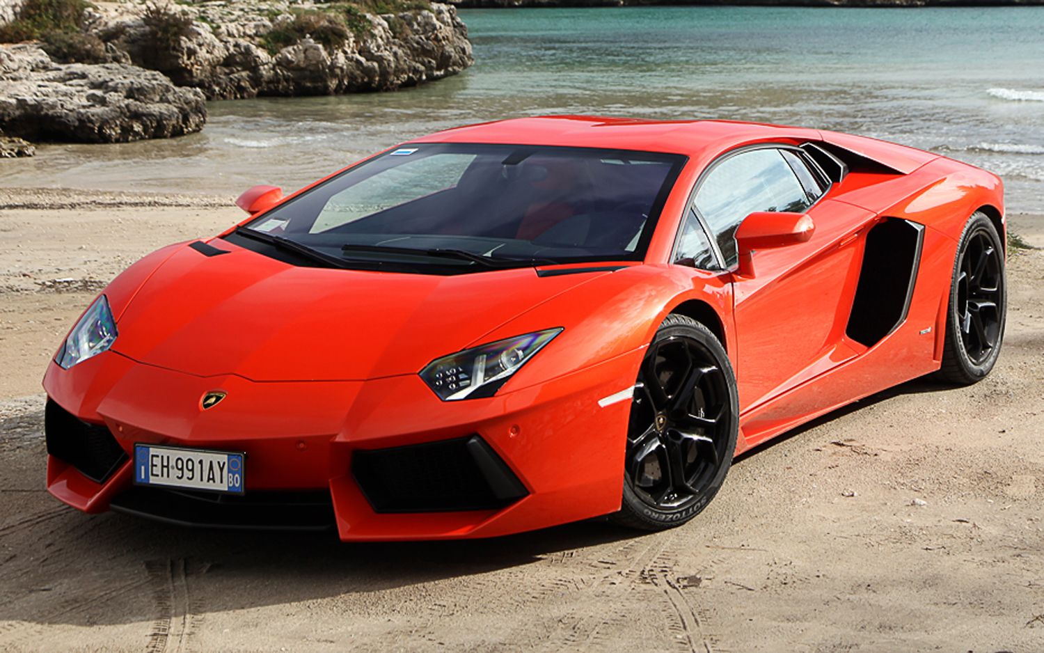 http://4.bp.blogspot.com/-zk5aYcWQdMA/T8J8Aup9svI/AAAAAAAAAOY/nkmeY_Nmark/s1600/Lamborghini%2BAventador%2BLP%2B700%2BHD%2BWallpaper.jpg