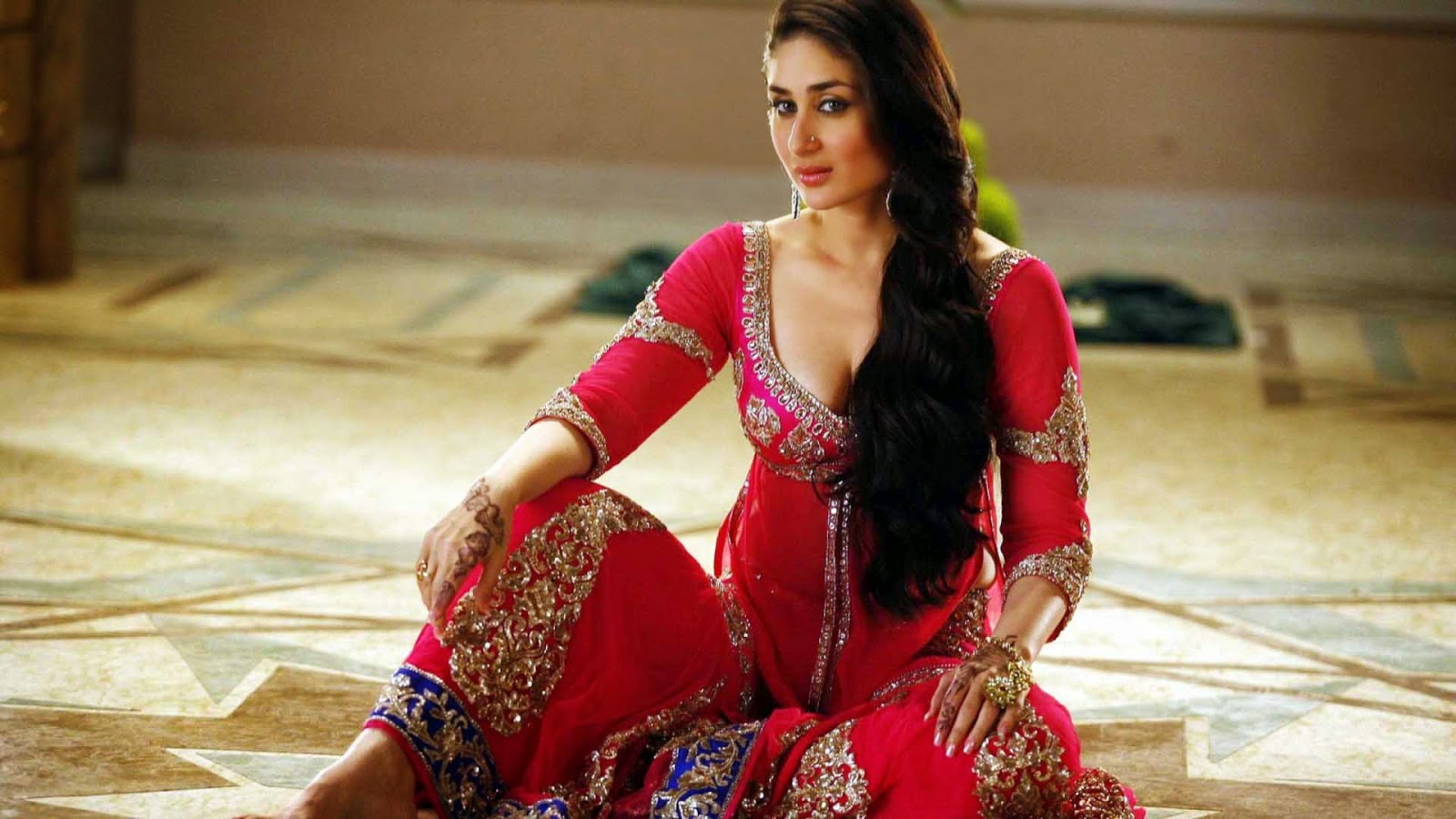 kareena kapoor in nice hd saree photo wallpaper kareena kapoor in nice hd saree photo wallpaper