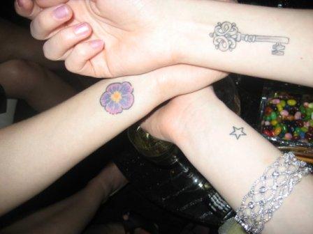 Leighton Meester and Chanel Spring 2010 Temporary Tattoo Leighton wore a