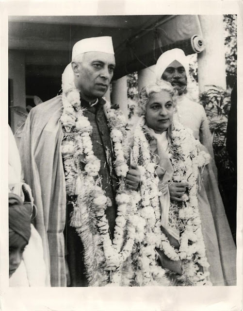 Indian+Prime+Minister+Jawaharlal+Nehru+and+his+sister+Vijaya+Lakshmi+Pandit+during+visit+to+annexed+Hyderabad+-+1949