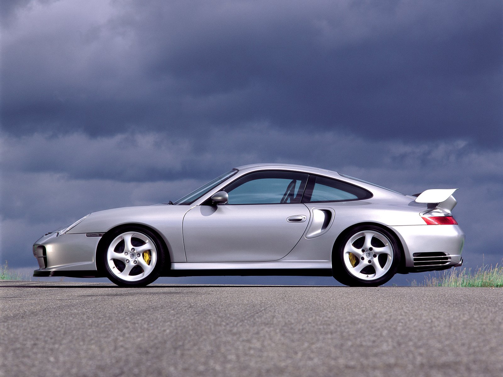 http://4.bp.blogspot.com/-znWfpDXgBvc/T46USDlkthI/AAAAAAAA1xU/AdCCpzIb_vs/s1600/Porsche+996+911+GT2+Cars+Wallpapers+(3).jpg