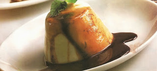 Manjar branco com calda de chocolate e uísque Receita de Manjar branco com calda de chocolate e uísque