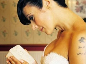 ΦΩΤΟ – ΑΠΙΣΤΕΥΤΟ: Ηθοποιός παντρεύτηκε κρατώντας τις στάχτες του νεκρού μωρού της! ΦΩΤΟ – ΑΠΙΣΤΕΥΤΟ: Ηθοποιός παντρεύτηκε κρατώντας τις στάχτες του νεκρού μωρού της!