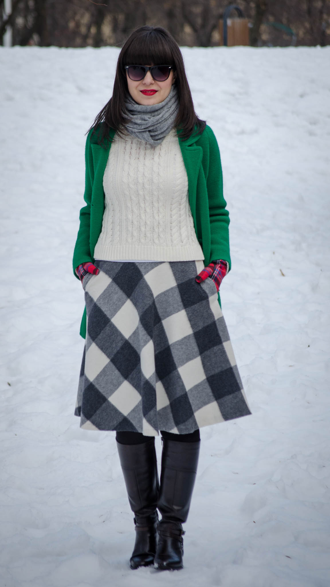 black & white squared thrifted skirt oversized green sweater white h&m sweater brown bata boots tartan koton gloves winter snow bangs grey scarf 