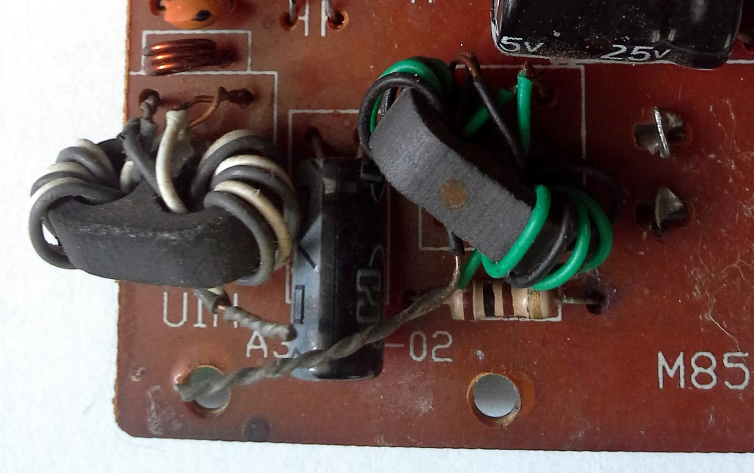 Make a wideband antenna matching transformer · One Transistor