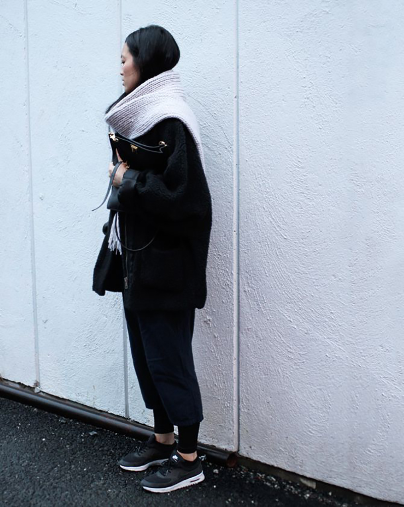 how-to-wear-black-sneakers-big-coat-streetstyle how-to-wear-black-sneakers-big-coat-streetstyle