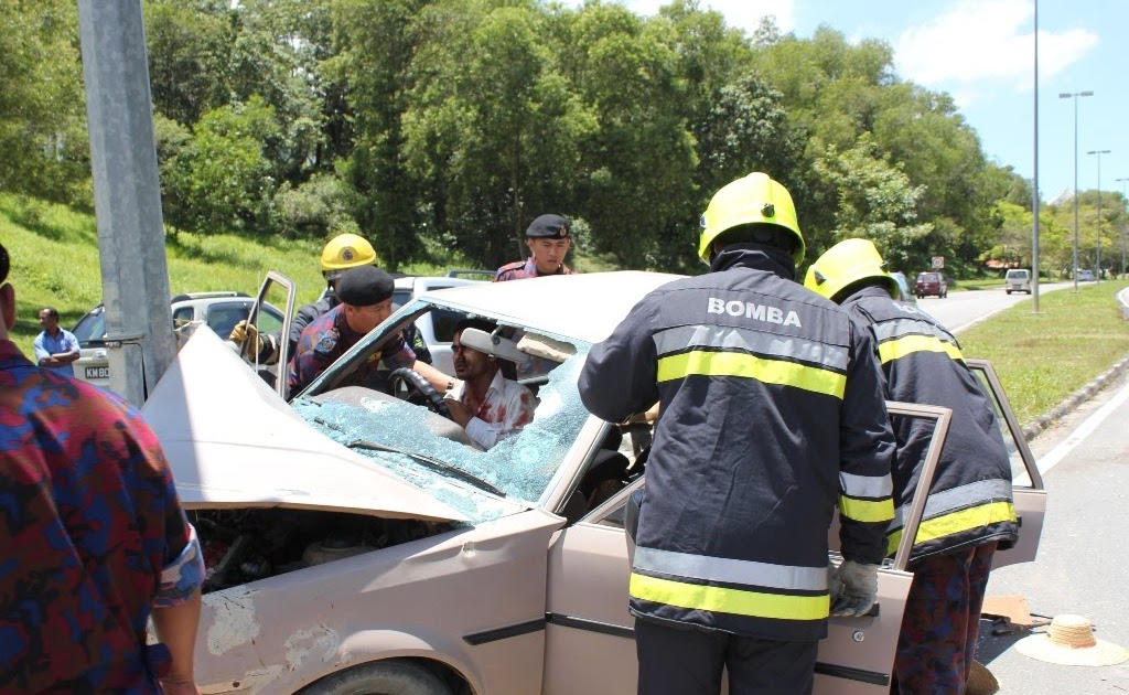 Brunei Fire&Rescue Department Appliances Foreigners hurt in Jalan