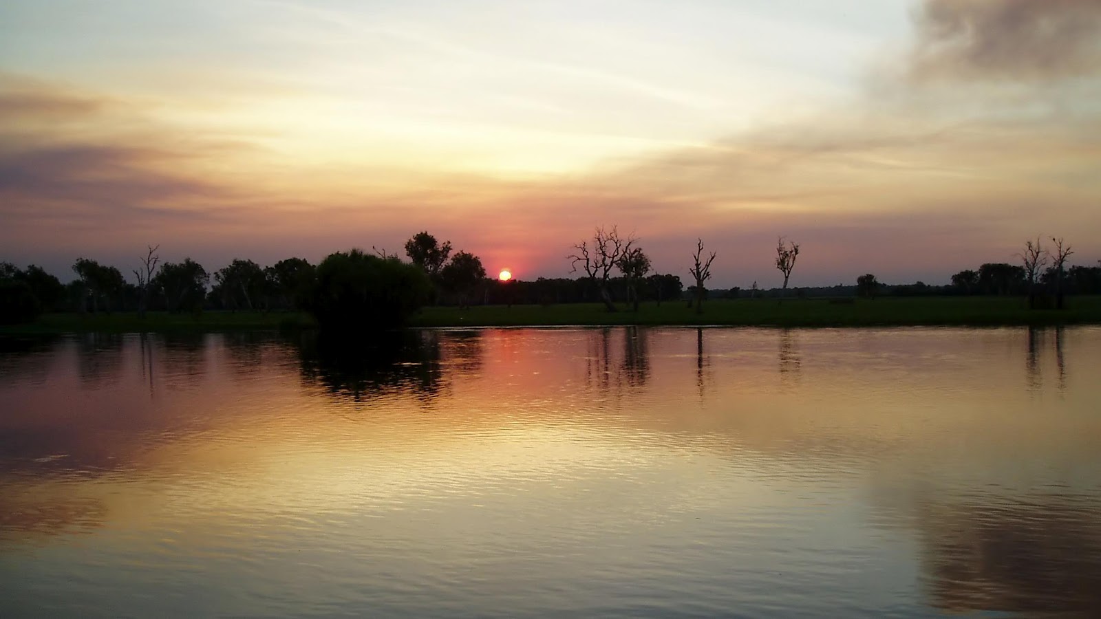 http://4.bp.blogspot.com/-zui2BxFZYYA/T9El7SoVgeI/AAAAAAAAAQw/fynNNkY5AsU/s1600/village-pond-sunset-hd-wallpaper.jpg
