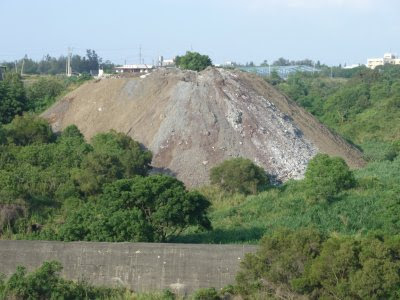 現有石業公司棄土場位於沙鹿交流道南端的東側坡面溪谷上緣，高度近八層樓。攝影：吳仁邦。