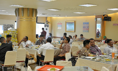 Nasi Padang at Restaurant Garuda in Jakarta, Indonesia Nasi-Padang-Garuda-Jakarta-Indonesia