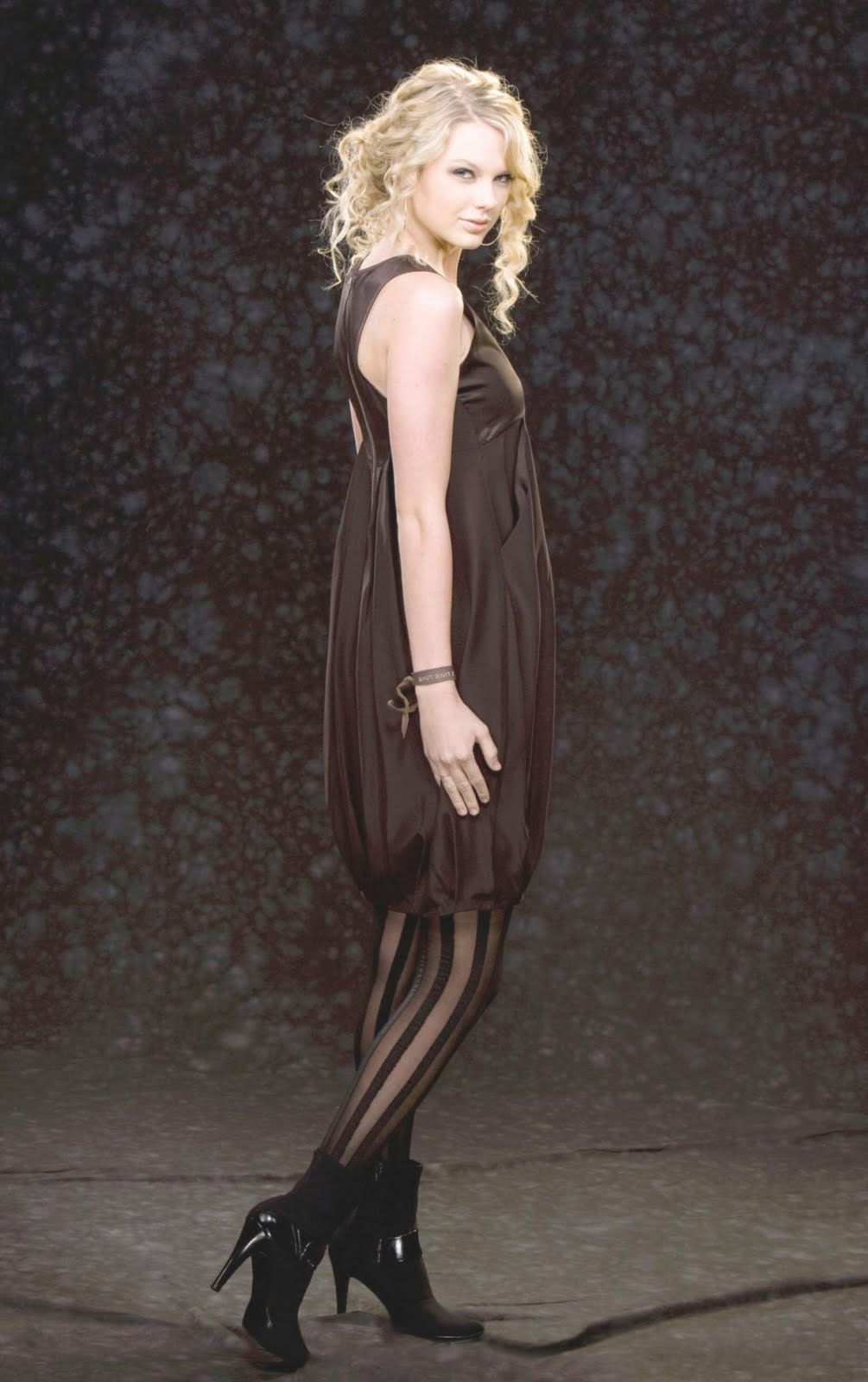 taylor swift, taylor swift latest hairstyle photos, taylor swift latest hairstyle photo, taylor swift latest hairstyle picture, taylor swift latest hairstyle pictures, taylor swift latest hairstyle pics