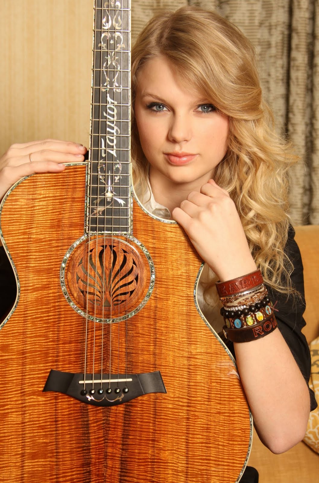 http://4.bp.blogspot.com/_-1GM7VDiWKE/TBBHAXDUx2I/AAAAAAAACvM/Tf-RsXWAdSs/s1600/Taylor+Swift+With+Guitar.jpg