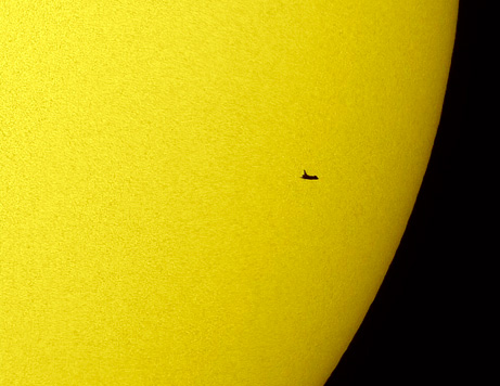 [090519-03-space-shuttle-sun_big.jpg]