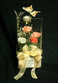 Bunga Mawar Sutera dalam Vas Kaca