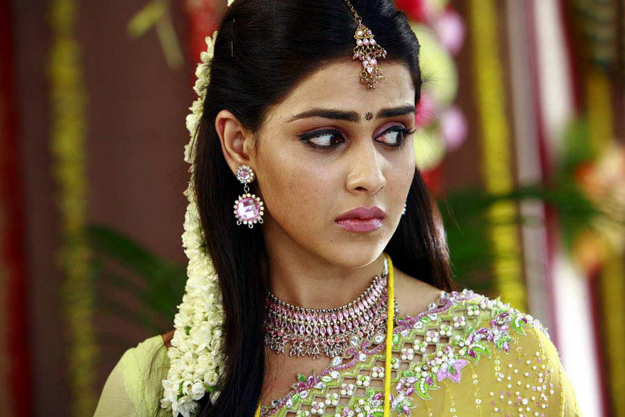 Genelia in uthumaputhiran Images Of Genelia In Uthama Puthiran. Genelia in uthumaputhiran