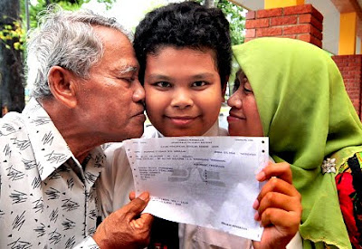Seorang pelajar SK Sultan Sulaiman II Kuala Terengganu diberi ucapan