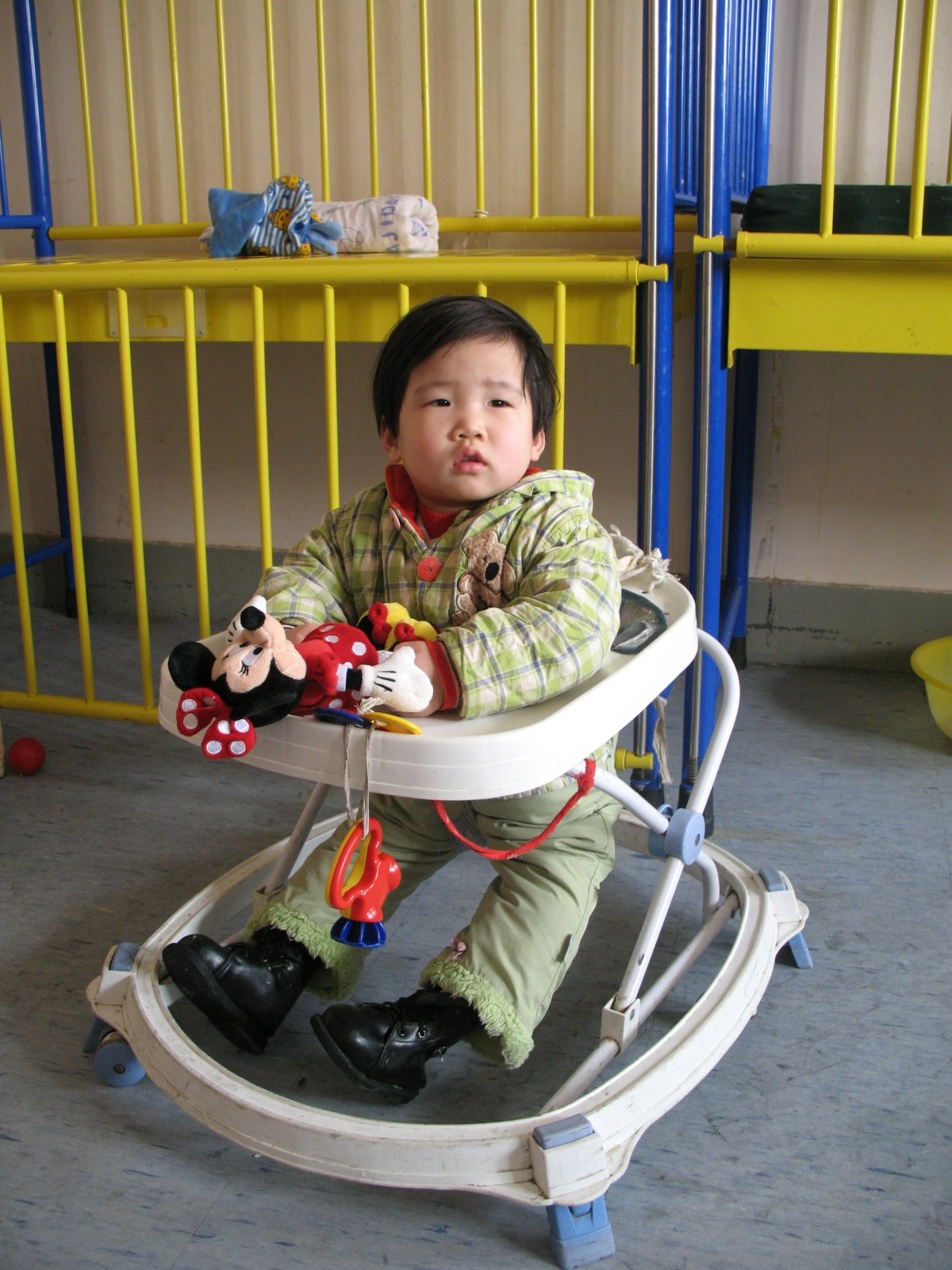[mylee+in+orphanage.jpg]