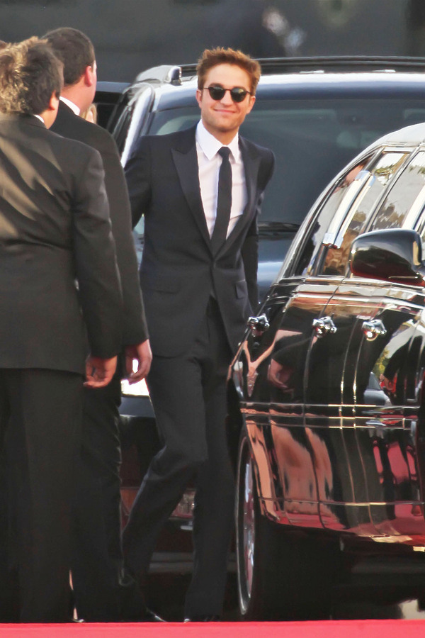 2011 Golden Globes Robert Pattinson. Robert Pattinson Arriving