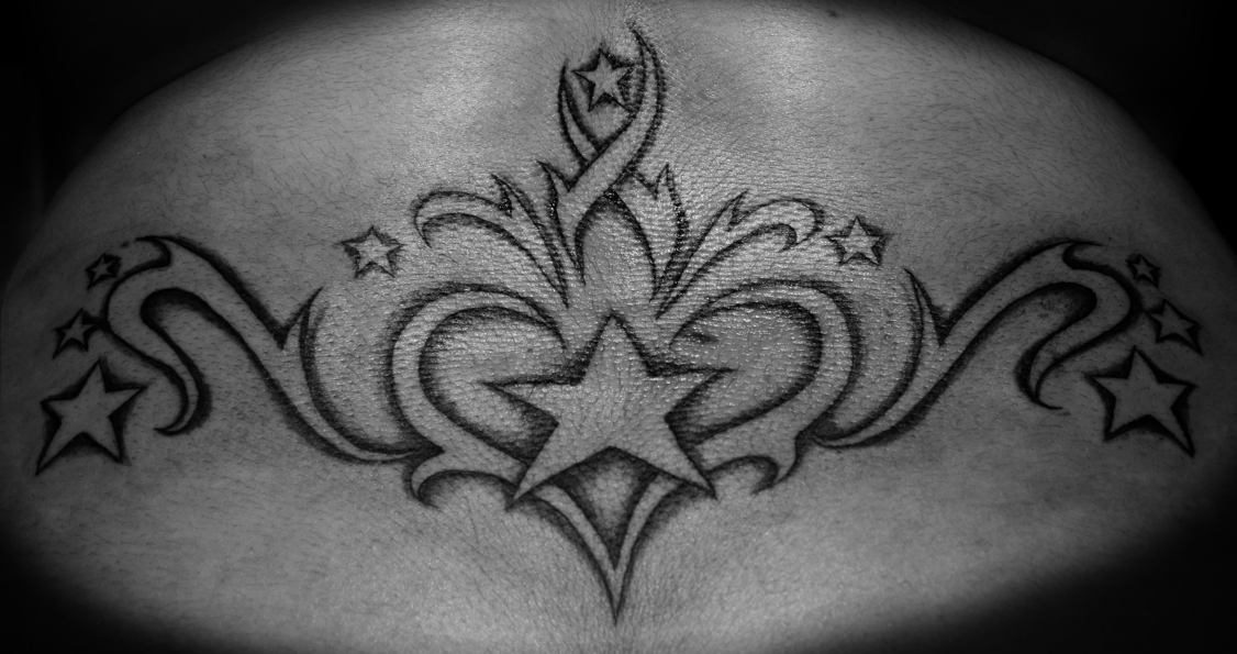 Histoire et signification des tatouages au bas du dos Voilà - tatouage femme bas du dos
