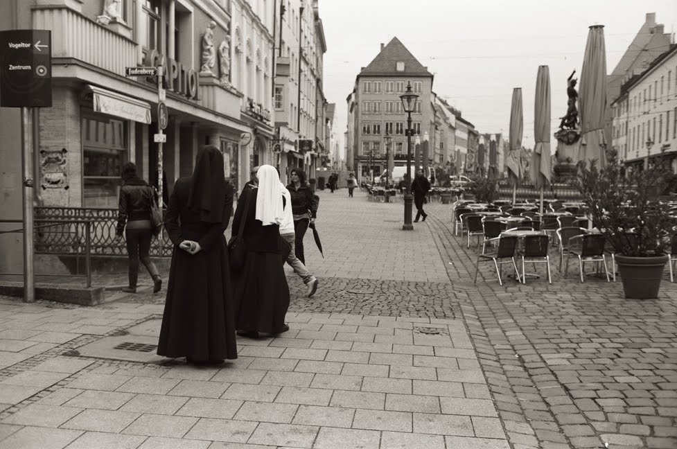 [Nuns+on+Maxmillion+Strasse.jpg]