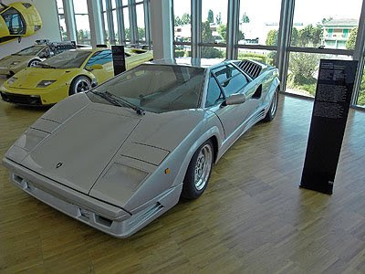 credit auto assurance voiture lamborghini miura gallardo murcielago Diablo Countach visite usine fabrication moteur restauration musee Sant'agata italie photo video factory