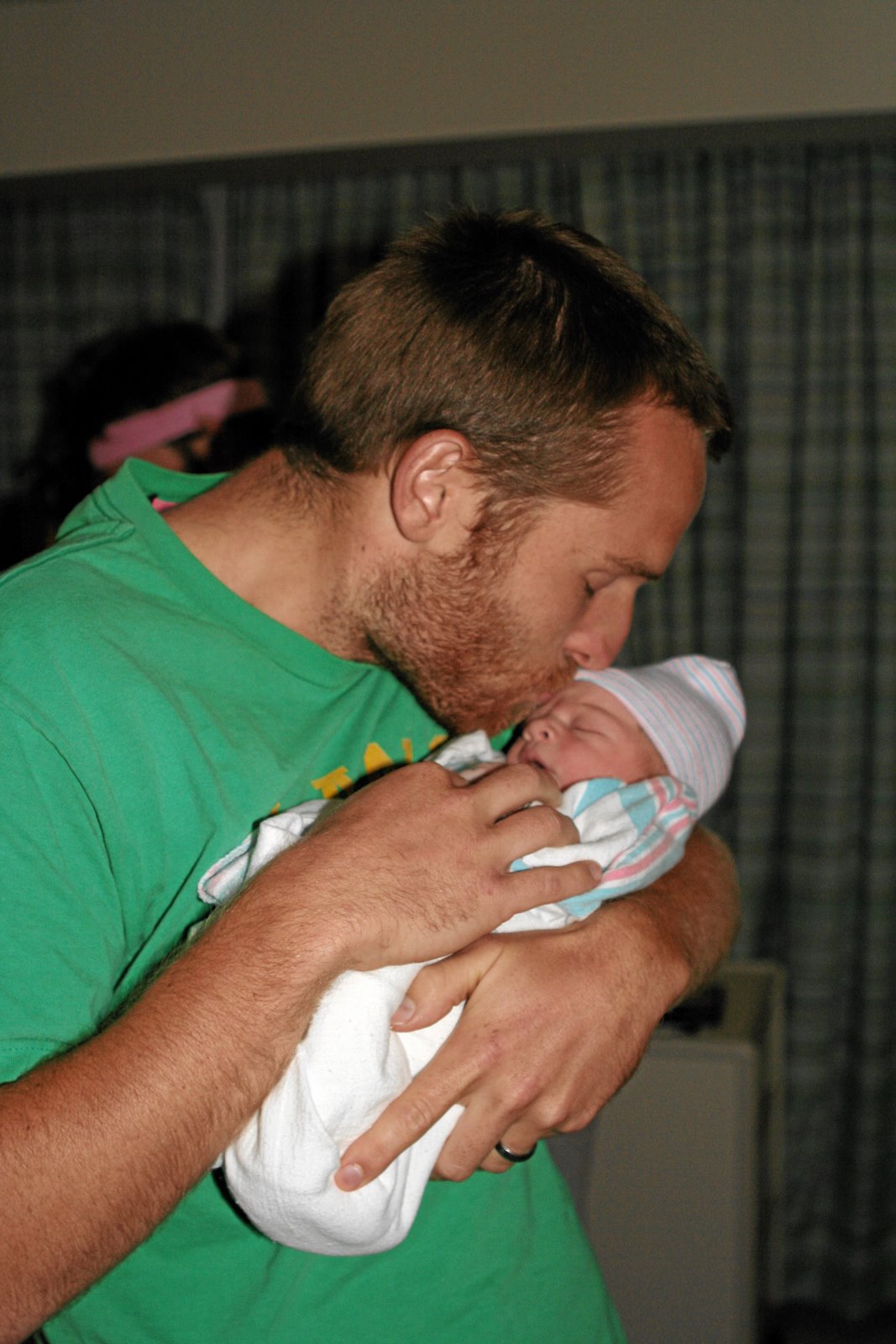 [jon+kissing+maddie.JPG]