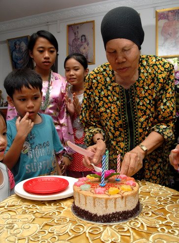 Pada 12.10.2008 Kejutan buat nenek 62 tahun memotong kek ulang tahun
