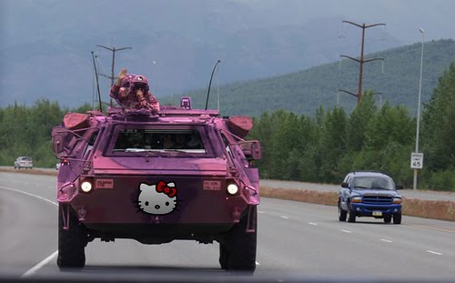 Paliza en la batalla de hoy Tanque+hello-kitty-amoured-personnel-carrier