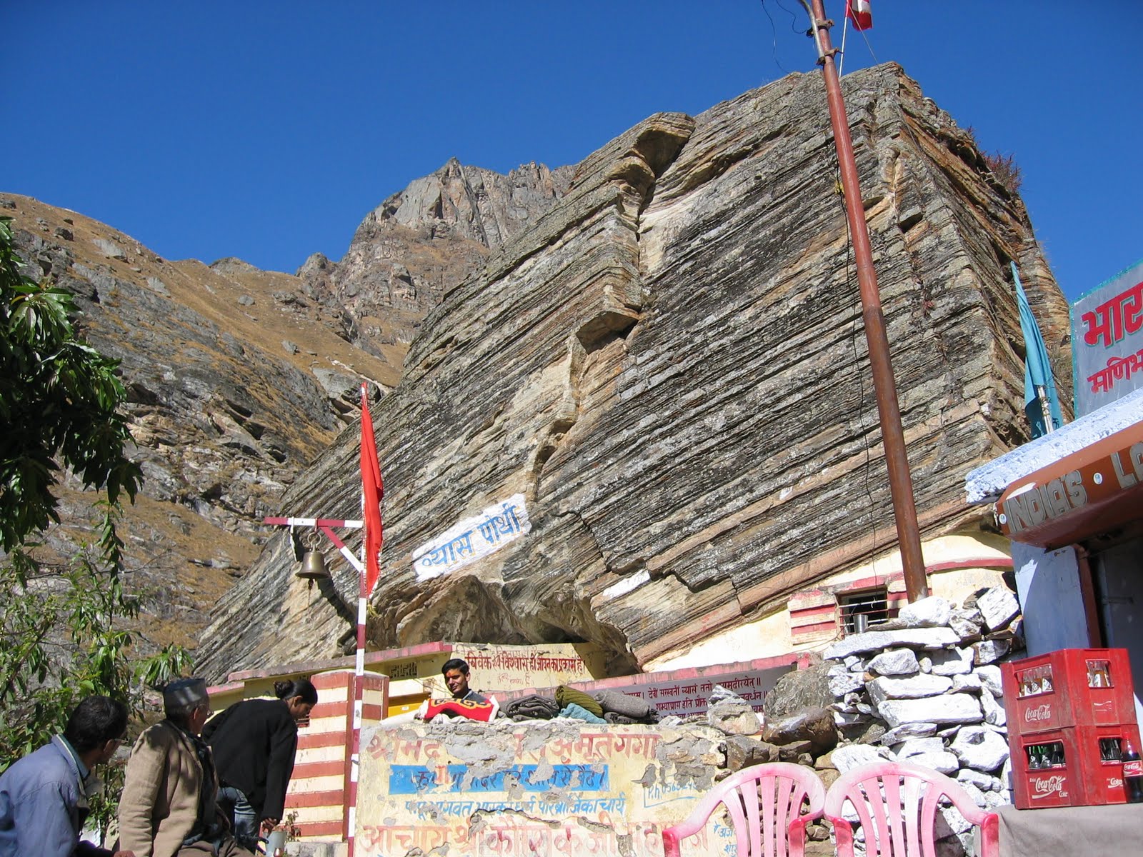 [Front+view+of+the+cave.jpg]