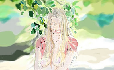 rostro de una mujer sonriendo bajo las hojas de un arbol